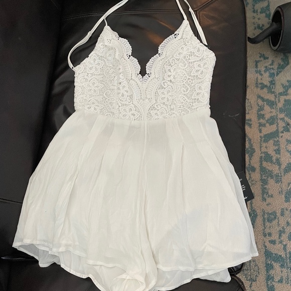 Lulu's white lace romper size L - Picture 2 of 4